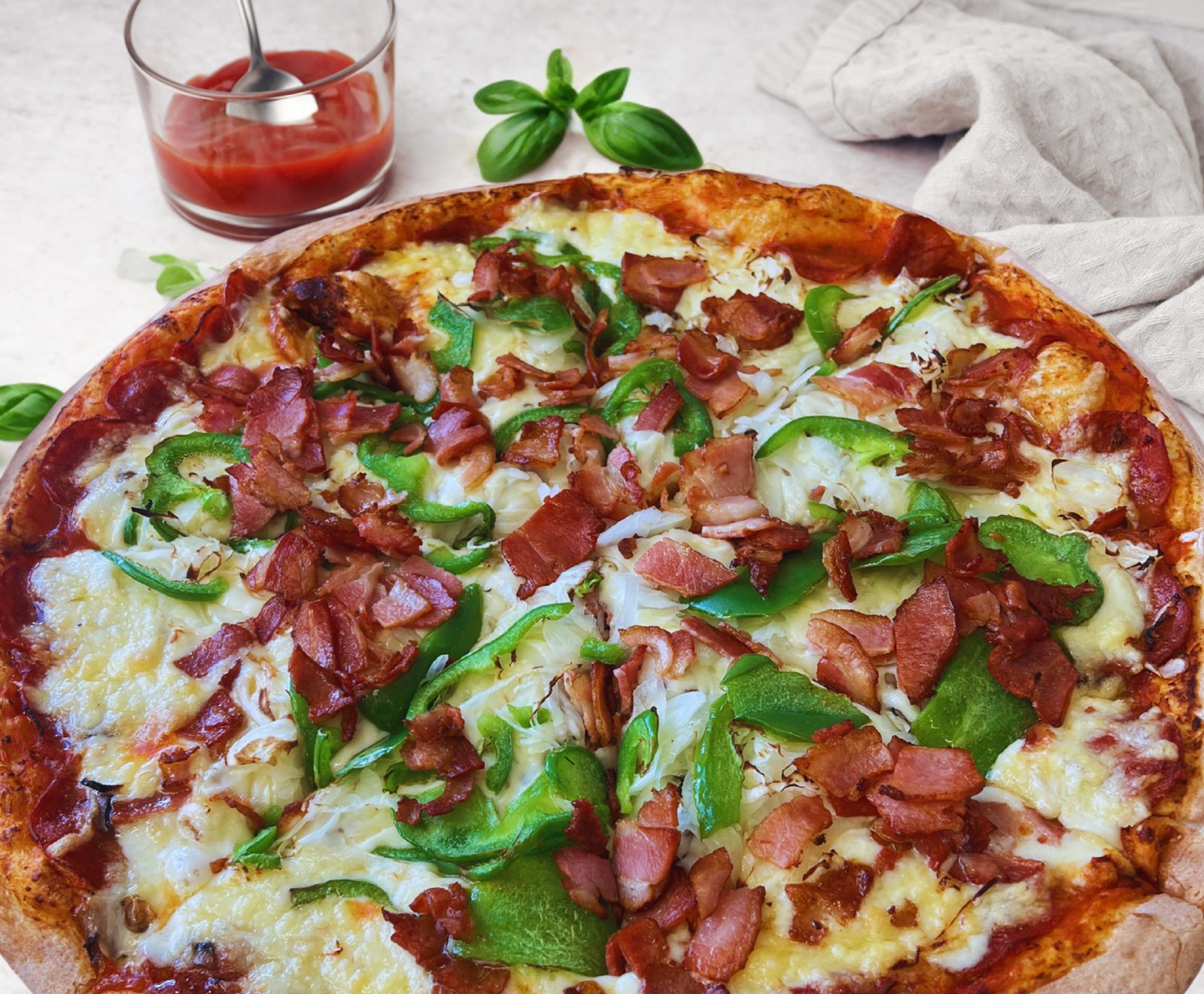 Pizza généreusement garnie de Jacques Cartier Pizza