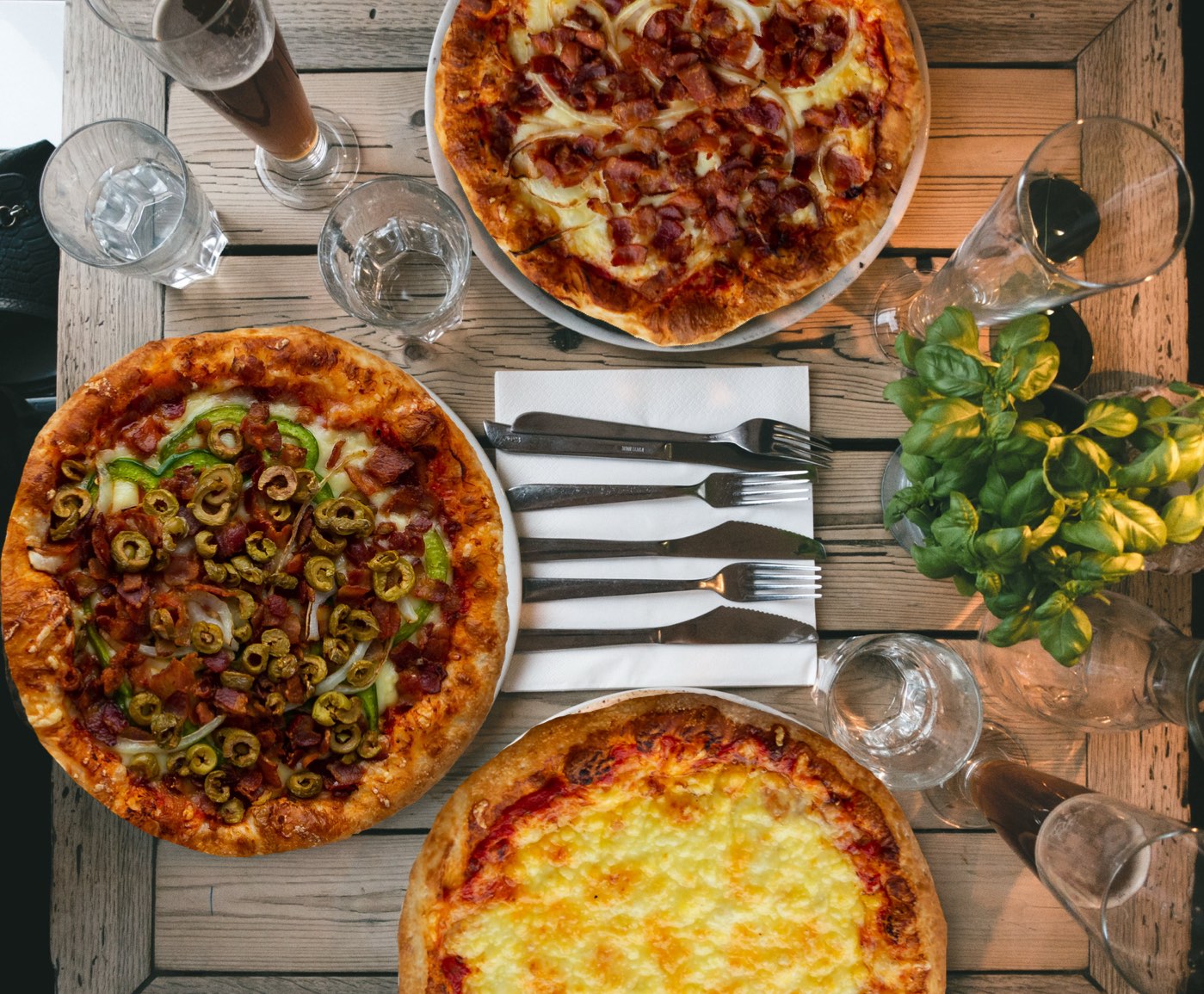 Trois pizzas servies sur une table